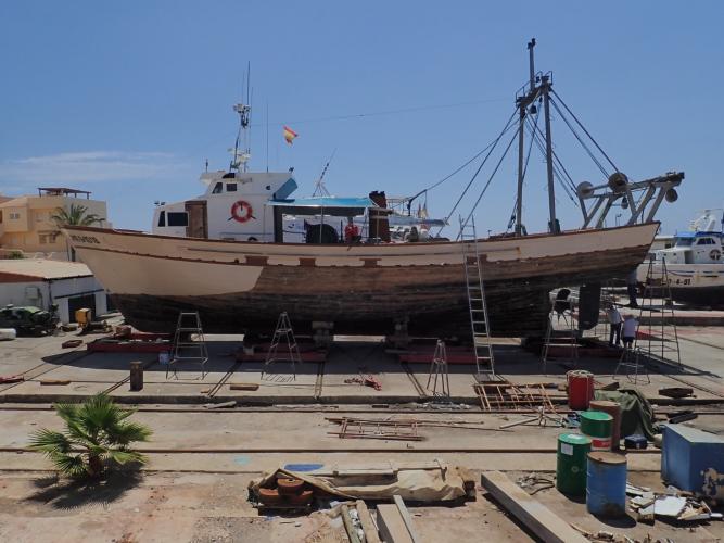 Nice lines - wooden fishing boat Vilajoyosa
