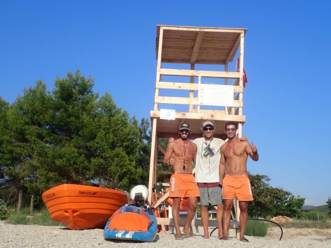 With lifeguards Lazarus and Ioannis. Nice tower to sleep in too. — at Karavostasi Beach.